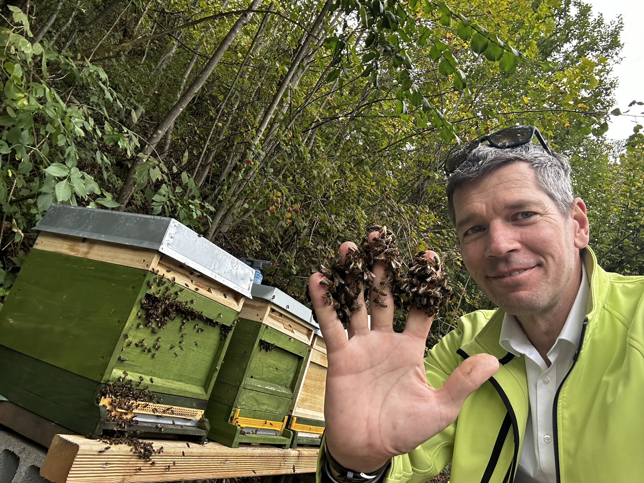 Florian mit Bienen in der Hand